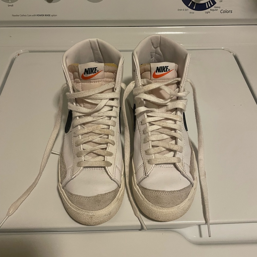 Nike blazer mid ‘77 women’s shoes size 8!